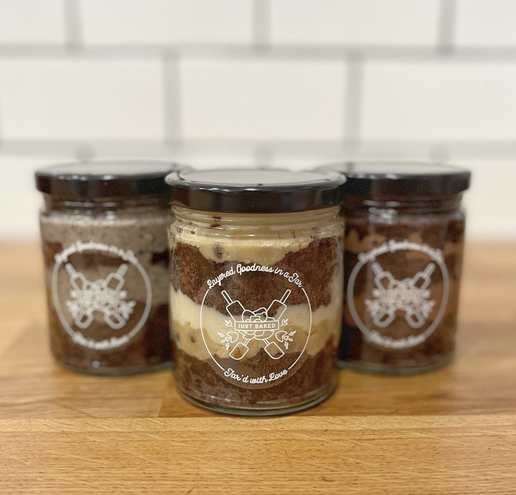 Label on a bakery jar containing fresh cake 